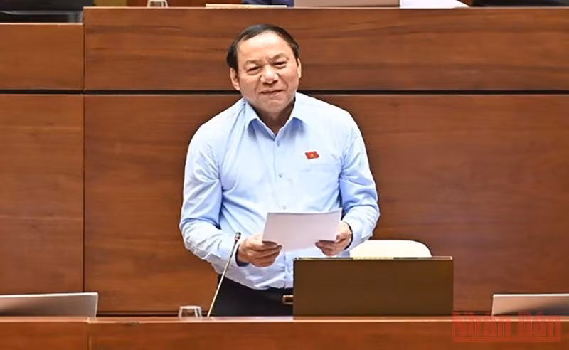 Bộ trưởng Văn hóa, Thể thao và Du lịch Nguyễn Văn Hùng giải trình, làm rõ băn khoăn của đại biểu Quốc hội. (Ảnh: LINH KHOA)