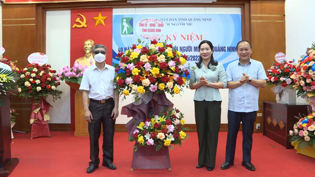 Đồng chí Nguyễn Thị Hạnh, Phó Chủ tịch UBND tỉnh, tặng hoa chúc mừng Hội Người mù tỉnh.