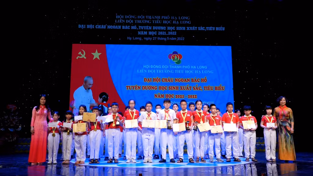 Trường Tiểu học Hạ Long khen thưởng học sinh đoạt giải Vàng cuộc thi toán TIMO quốc tế.