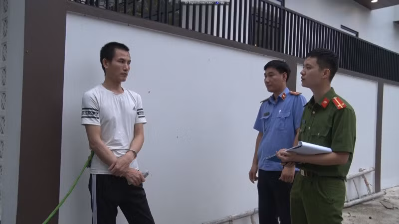 Cán bộ điều tra Công an TP Phủ Lý và Viện KSND TP Phủ Lý dẫn giải đối tượng thực nghiệm hiện trường vụ án.