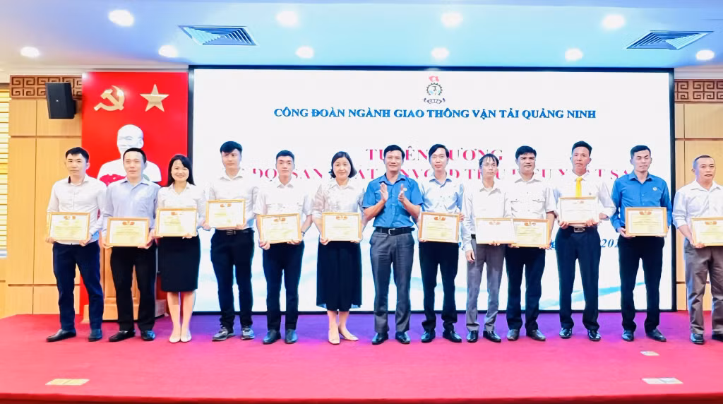 Lãnh đạo Công đoàn ngành GTVT tuyên dương 5 tổ đội xuất sắc dịp Tháng Công nhân 2022.