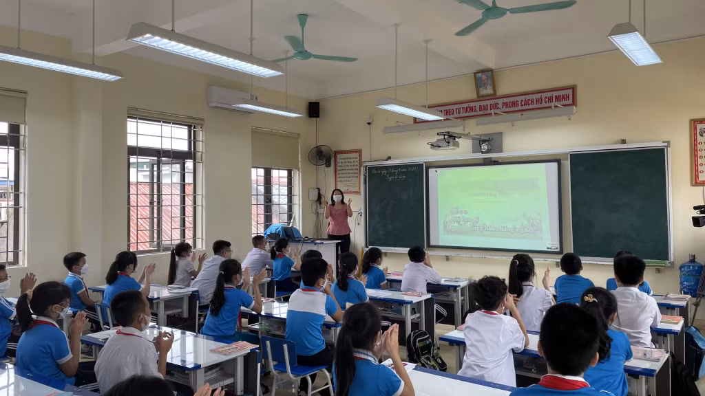 Tiết học của cô và trò lớp 4D, Trường Tiểu học Ngô Quyền (TX Quảng Yên) có sự hỗ trợ của bảng tương tác thông minh.