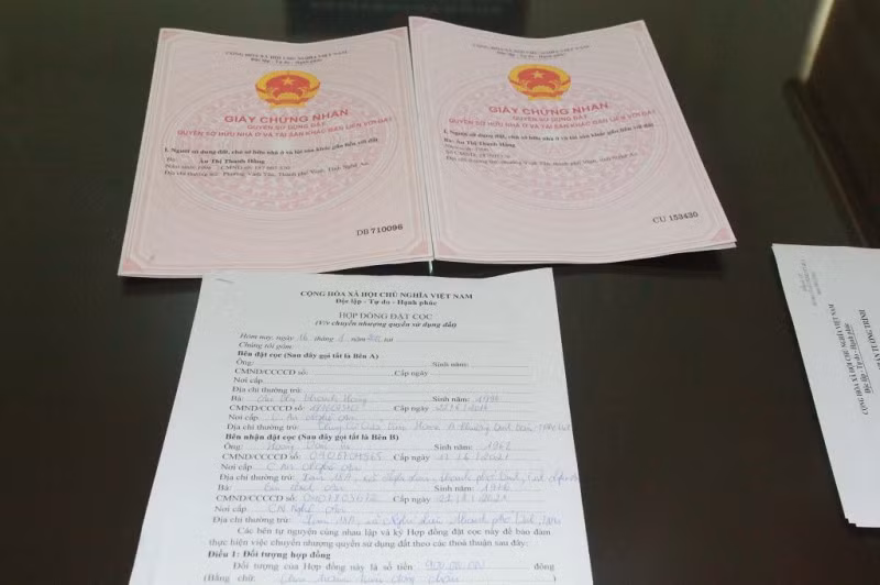 Bìa đất giả cùng các hợp đồng kinh tế mà đối tượng Hằng dùng để lừa đảo các nhà đầu tư.
