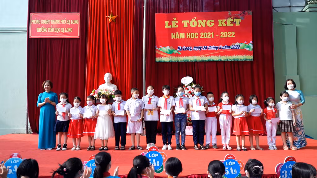 Nhà trường tuyên dương học sinh xuất sắc tại lễ tổng kết.