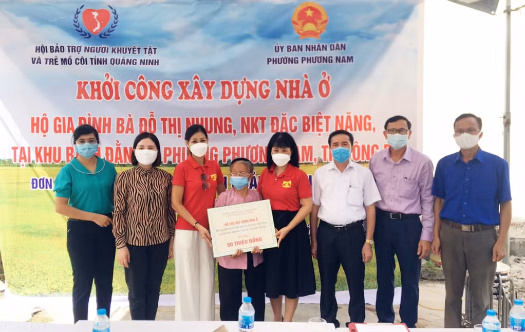 Lãnh đạo Hội Bảo trợ NKT-TMC tỉnh cùng chính quyền địa phương và nhà hảo tâm khởi công xây dựng nhà ở cho gia đình bà Đỗ Thị Nhung, NKT đặc biệt nặng ở phường Phương Nam (TP Uông Bí).