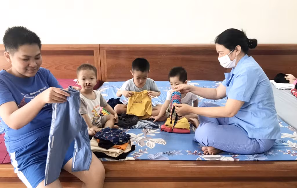 Mẹ Mai cùng các con chuẩn bị quần áo, đồ dùng.
