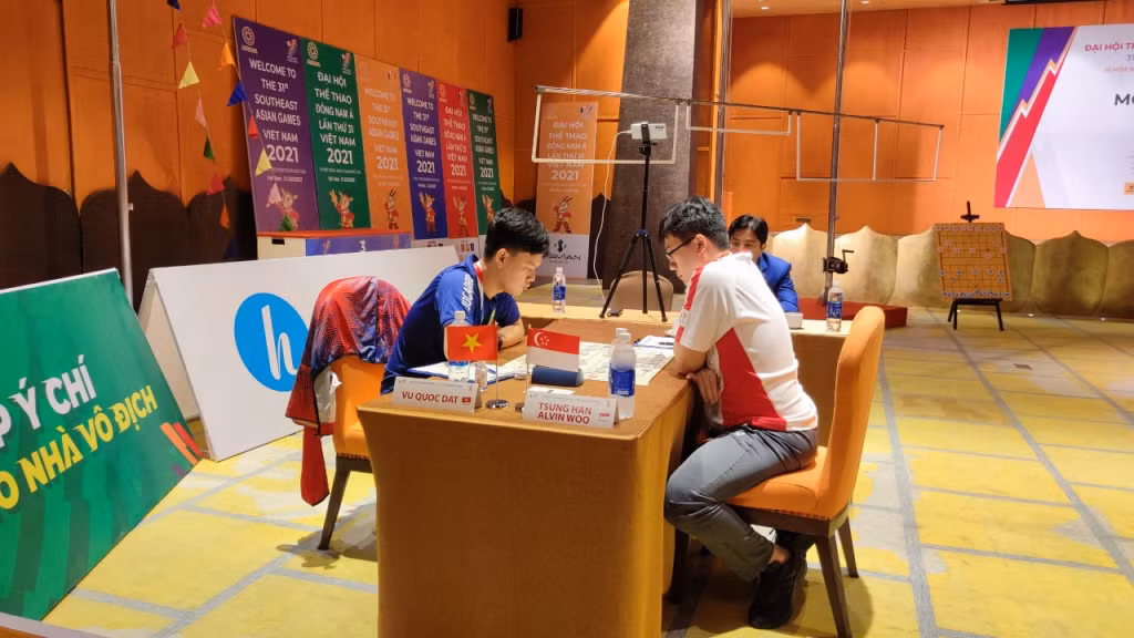 Kỳ thủ Vũ Quốc Đạt (Việt Nam) hòa trước đối thủ Alvin Tsung Han Woo (Singapore).