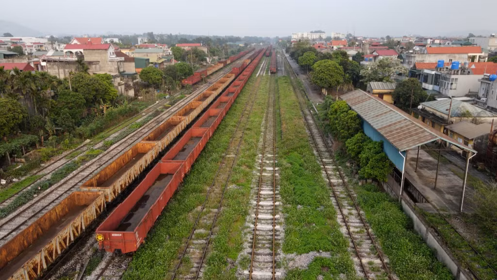 Dự án cải tạo, nâng cấp tuyến đường sắt Yên Viên - Phả Lại - Hạ Long - Cái Lân (đoạn qua TX Đông Triều) tạm dừng do không bố trí được kinh phí. Ảnh: Lê Nam