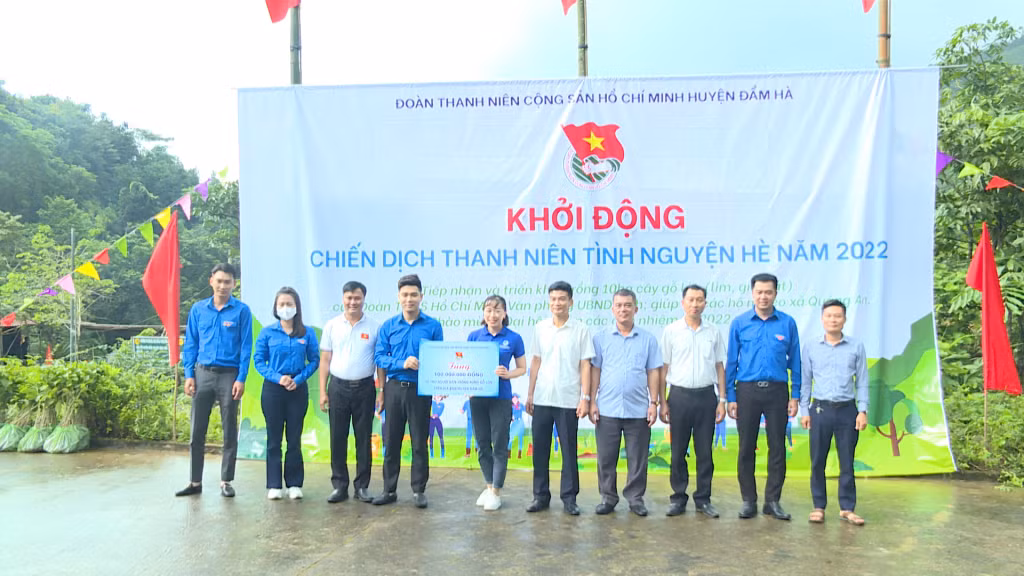 Đoàn Thanh niên cơ quan Văn phòng Ủy ban nhân dân tỉnh đã trao tặng 100 triệu đồng cho huyện Đầm Hà trồng rừng gỗ lớn.
