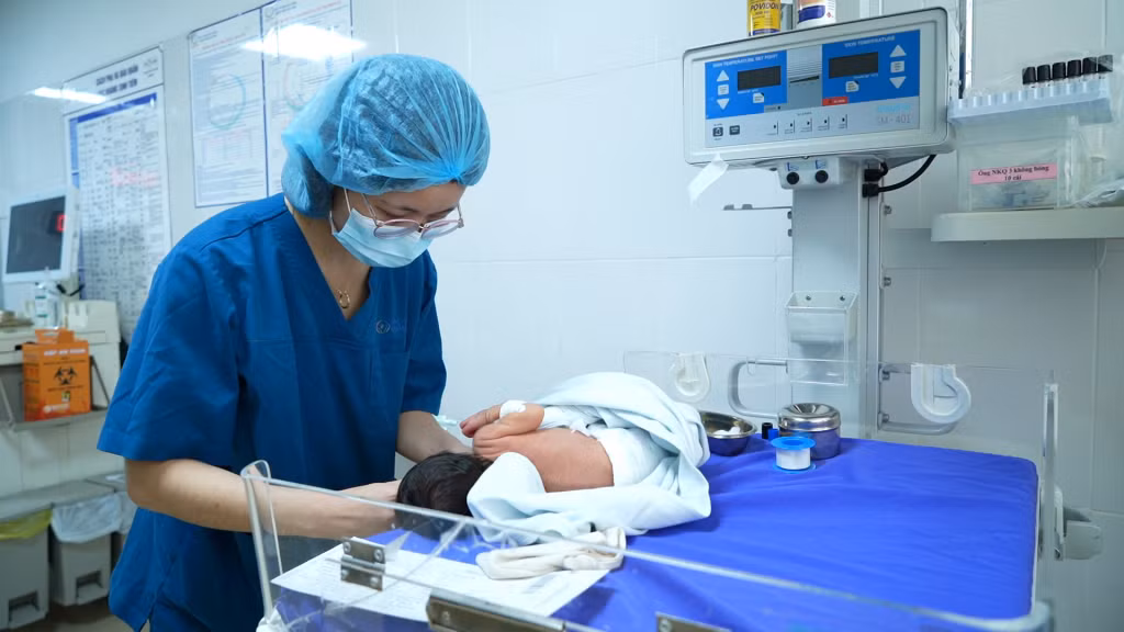 Chăm sóc trẻ sơ sinh tại Bệnh viện Sản Nhi Quảng Ninh.