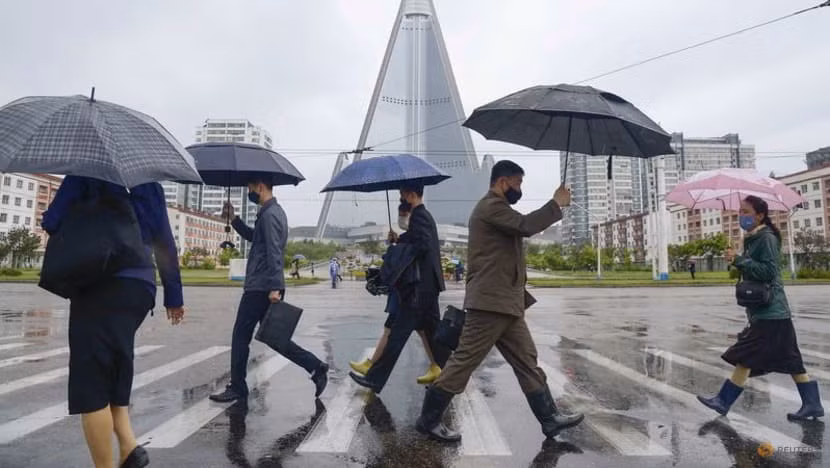 Người dân đeo khẩu trang ở Bình Nhưỡng, Triều Tiên. Ảnh: Reuters
