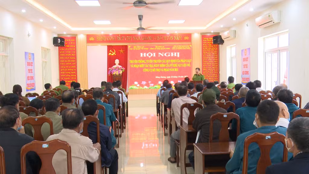 Phường Mông Dương phối hợp cùng lực lượng công an tổ chức hội nghị tuyên truyền pháp luật về vũ khí, vật liệu nổ, công cụ hỗ trợ năm 2021. Ảnh: Trung tâm TT-VH Cẩm Phả