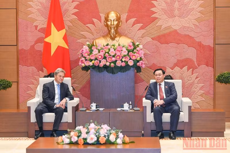 Chủ tịch Quốc hội Vương Đình Huệ phát biểu tại buổi tiếp Phó Chủ tịch Cấp cao Tập đoàn Boeing kiêm Chủ tịch phụ trách Boeing toàn cầu Michael Arthur. (Ảnh Duy Linh)