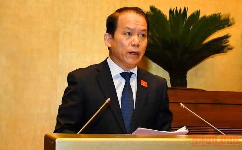 Chủ nhiệm Ủy ban Pháp luật của Quốc hội Hoàng Thanh Tùng trình bày Báo cáo thẩm tra dự án Luật Thực hiện dân chủ ở cơ sở. (Ảnh: LINH NGUYÊN)