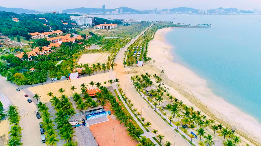 Là địa điểm diễn ra nhiều môn thi đấu nhất với 3 môn: Bóng ném bãi biển, Bóng chuyền bãi biển và 3 môn phối hợp, Khu du lịch Quốc tế Tuần Châu (phường Tuần Châu, TP Hạ Long) với đường bờ biển dài, cát trắng mịn dưới ánh nắng vàng của Vịnh kỳ quan chắc chắn sẽ tạo ấn tượng với tất cả các đoàn VĐV và du khách.