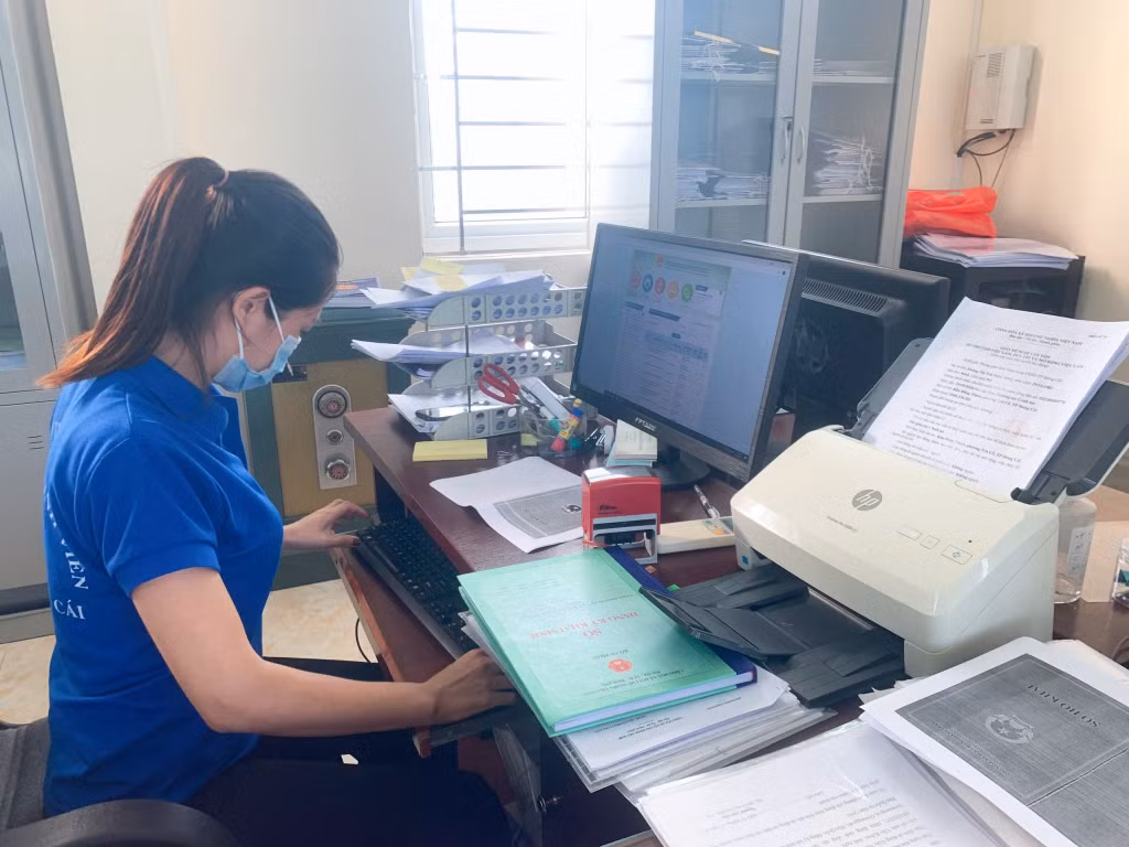 Đoàn viên thanh niên Thành đoàn Móng Cái tham gia CLB thanh niên tình nguyện hỗ trợ nhân dân thực hiện dịch vụ công trực tuyến tại Trung tâm Hành chính công Thành phố.