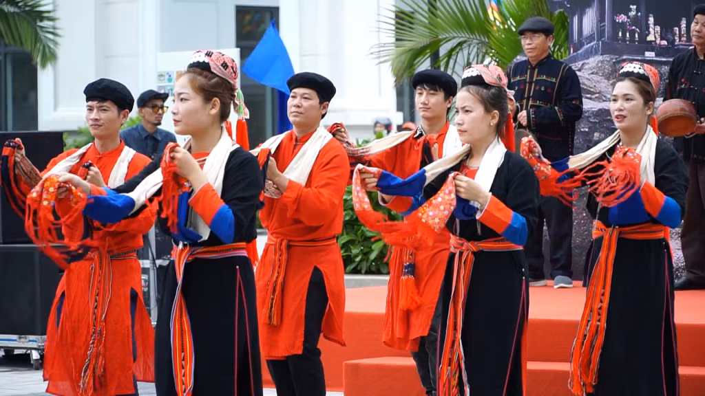 Liên hoan ẩm thực Quảng Ninh sẽ có các phần biểu diễn là các tiết mục hát múa dân gian, mang ý nghĩa tín ngưỡng, thể hiện nét đẹp văn hóa của các tộc người tại Quảng Ninh. Trong ảnh: Múa Rồng trong Lễ cấp sắc của người Dao xã Bằng Cả (TP Hạ Long) tại Hội xuân Di sản năm 2021.