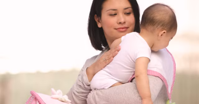 Tránh cho trẻ bú quá nhiều trong một cữ bú, giữa cữ bú có thể tạm ngưng để vỗ lưng cho trẻ ợ hơi.