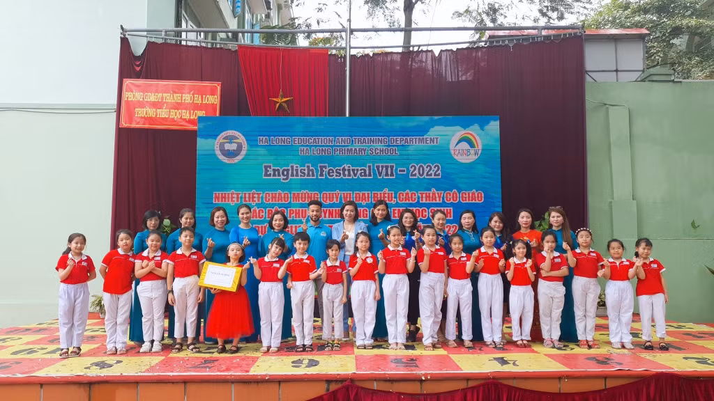 Tuyên dương các thí sinh và các tiết mục xuất sắc.