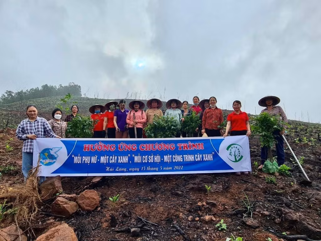 Hội LHPN xã Hải Lạng, huyện Tiên Yên phát động trồng cây xanh.