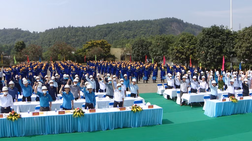 Cán bộ, công nhân, người lao động TKV hưởng ứng tại lễ phát động Tháng hành động về ATVSLĐ và Tháng Công nhân năm 2022.