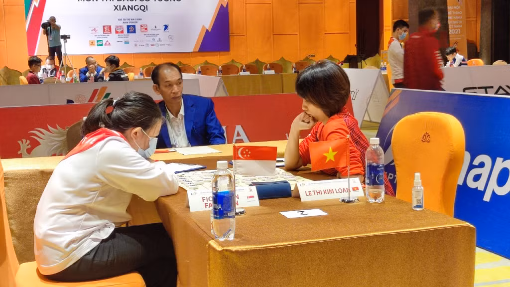 Kỳ thủ Lê Thị Kim Loan (Việt Nam) giành chiến thắng trước kỳ thủ Fiona Min Fang Tan (Singapore)
