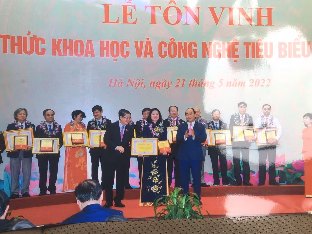 Thạc sĩ, bác sĩ Nguyễn Thị Thoa được Chủ tịch nước Nguyễn Xuân Phúc và Chủ tịch Liên hiệp các Hội KH&amp;KT Việt Nam Phan Xuân Dũng trao bằng khen và bảng vinh danh tại buổi lễ.