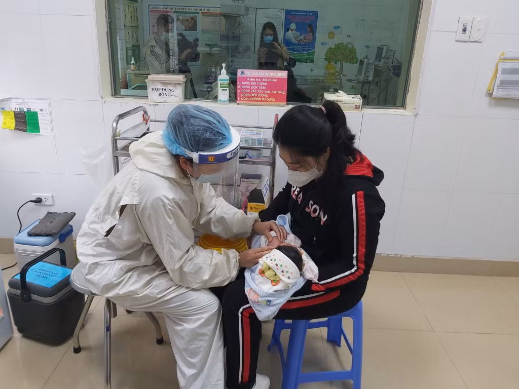 Chuẩn bị tiêm phòng cho trẻ em tại Bệnh viện Sản nhi tỉnh. 
