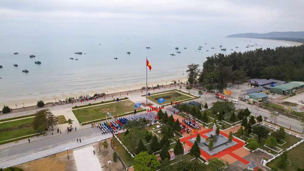 Cột cờ Tổ quốc hiên ngang, sừng sững giữa biển trời Cô Tô khẳng định chủ quyền biên giới quốc gia. Ảnh: Hùng Sơn