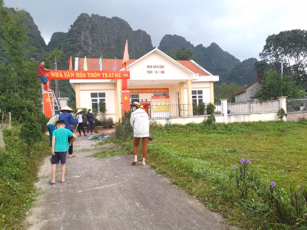 Bà con thôn Trại Me, xã Sơn Dương, TP Hạ Long tổng vệ sinh khu dân cư và điểm bầu cử để chuẩn bị cho Ngày bầu cử trưởng thôn.