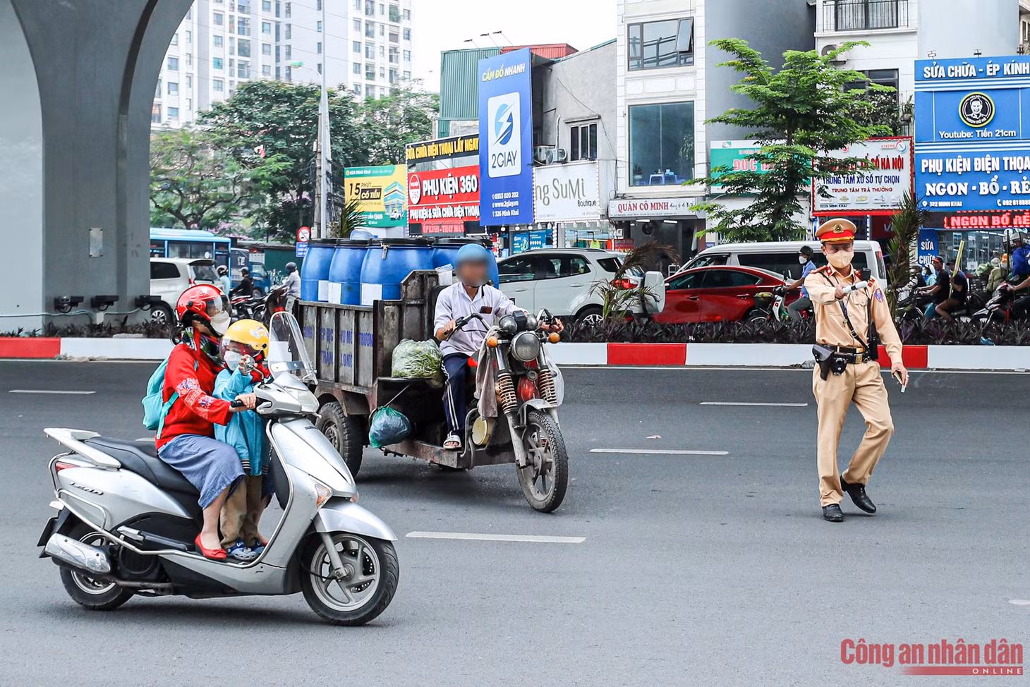 Một tài xế ba gác bị CSGT ra tín hiệu dừng kiểm tra khi đang vận chuyển rất nhiều thùng nhựa.