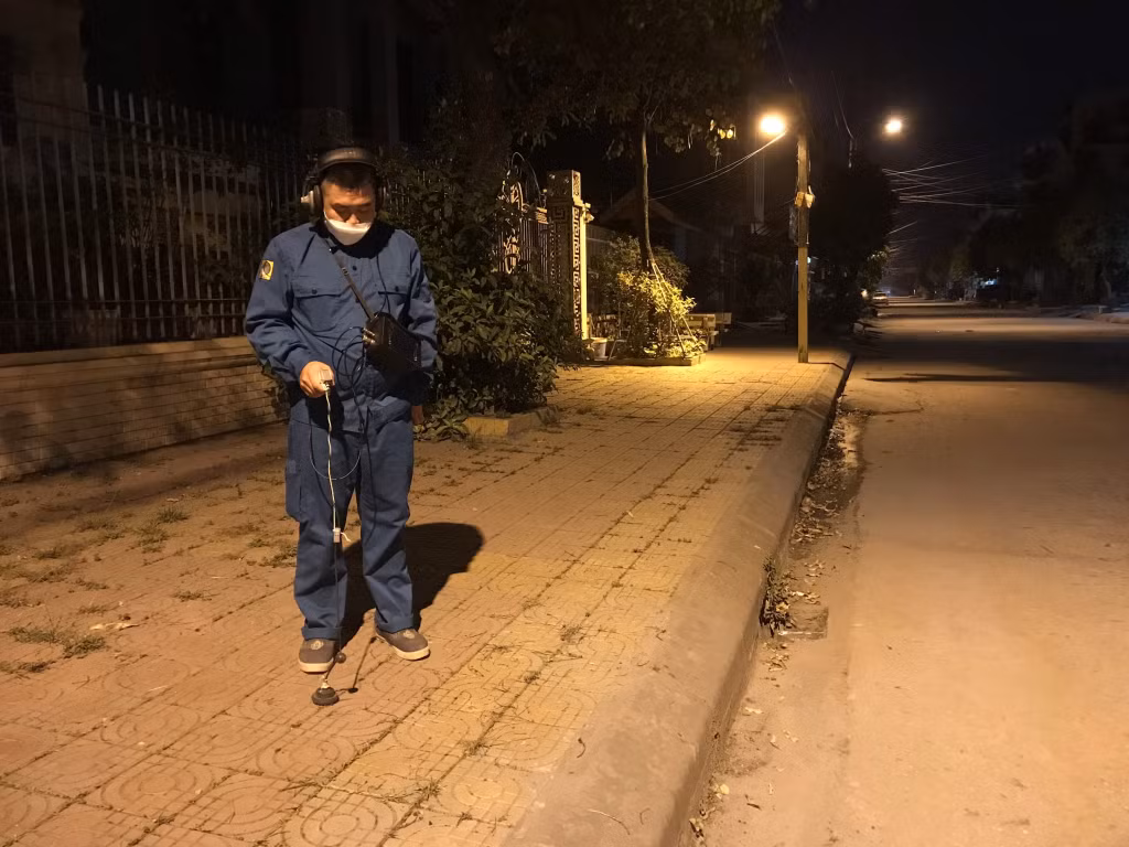 Công nhân Xí nghiệp nước Hòn Gai tổ chức nghe rò rỉ ban đêm để xác định chính xác vị trí của các điểm nghi ngờ rò rỉ.