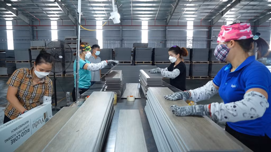 Sản xuất ván sàn nhựa tại Công ty CP Sàn ANZ (CCN Nam Sơn, huyện Ba Chẽ).