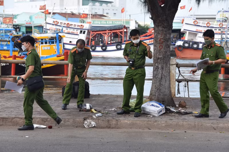 Cơ quan chức năng đang khám nghiệm hiện trường