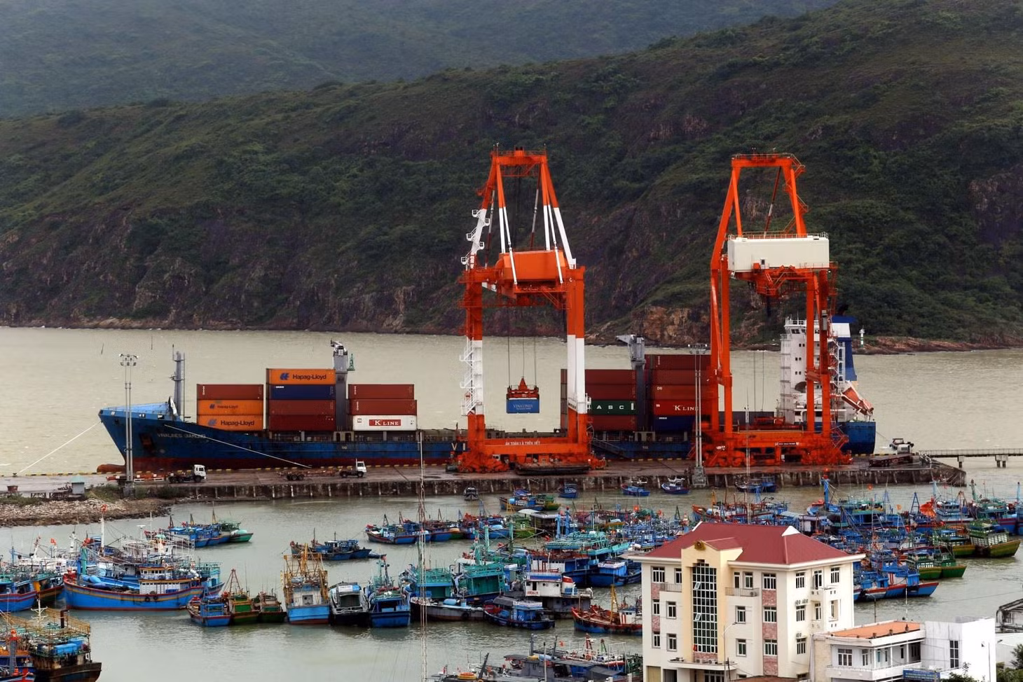 Bốc xếp hàng hóa container tại cảng Quy Nhơn (Bình Định).