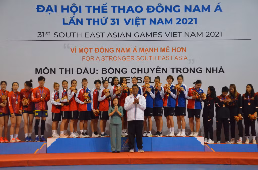 Đồng chí Vi Ngọc Bích, Phó Chủ tịch Thường trực HĐND tỉnh Quảng Ninh, cùng đại diện bóng chuyền Thái Lan trao Huy chương vàng cho đội tuyển bóng chuyền nữ Thái Lan.