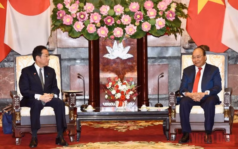 Chủ tịch nước Nguyễn Xuân Phúc và Thủ tướng Nhật Bản Kishida Fumio. (Ảnh: TRẦN HẢI)