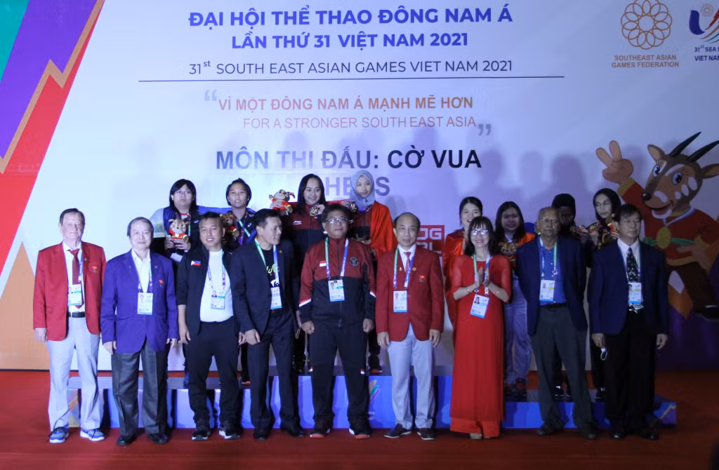 Trao giải nội dung cờ chớp đồng đội nữ.