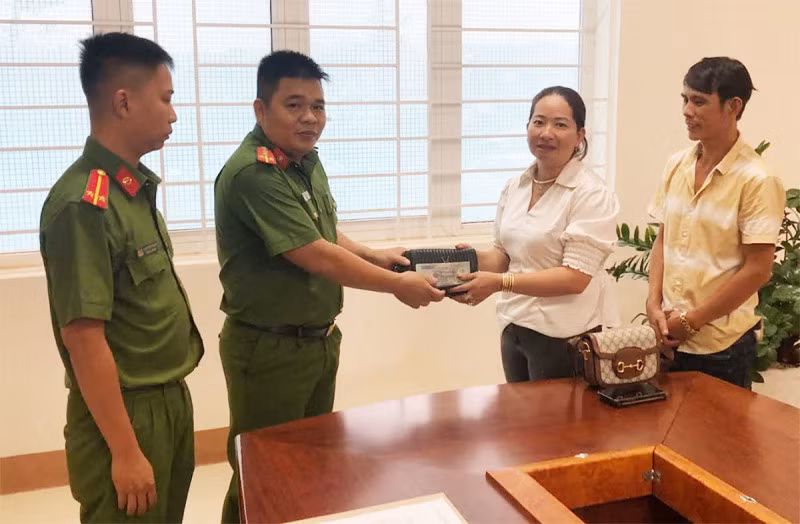 Công an TP Gia Nghĩa trao trả tài sản mất trộm cho vợ chồng ông Trần Duy Phương.