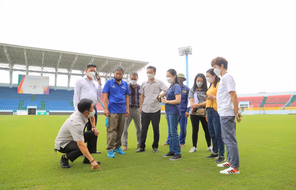 Đoàn công tác VFF và đại diện Ban Tổ chức đăng cai các môn SEA Games 31 tại Quảng Ninh kiểm tra mặt cỏ Sân vận động Cẩm Phả.