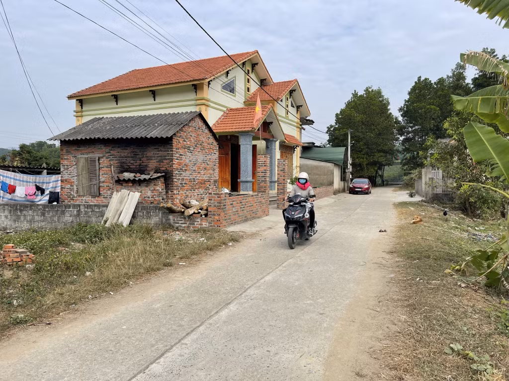 Đường giao thông tại thôn Khe Liêu, xã Bằng Cả (TP Hạ Long) được bê tông hóa, tạo thuận tiện đi lại cho người dân.