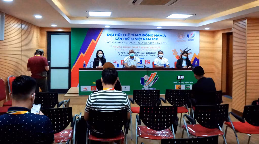 Huấn luyện viên trưởng đội tuyển bóng đá nữ Campuchia trả lời câu hỏi của phóng viên, nhà báo.