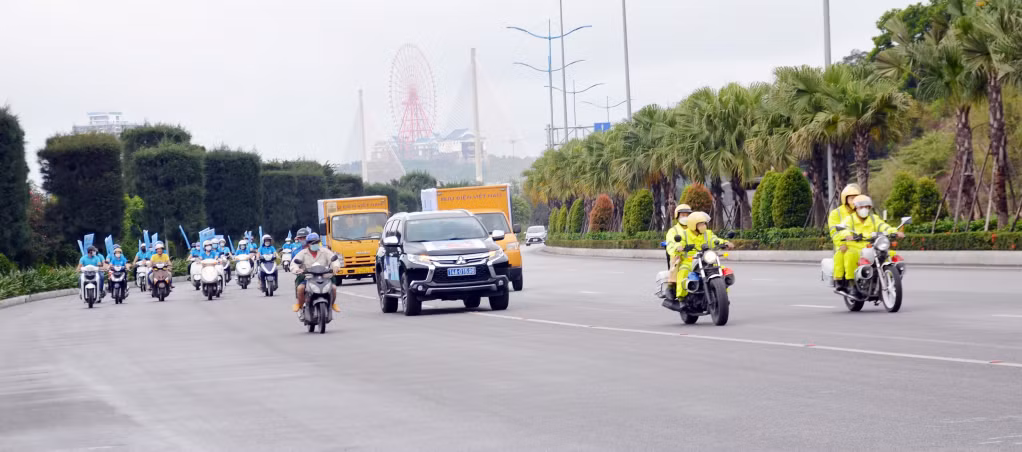 BHXH tỉnh và Bưu điện tỉnh diễu hành qua các tuyến đường chính trên địa bàn TP Hạ Long vận động người dân tham gia BHXH tự nguyện, BHYT hộ gia đình.
