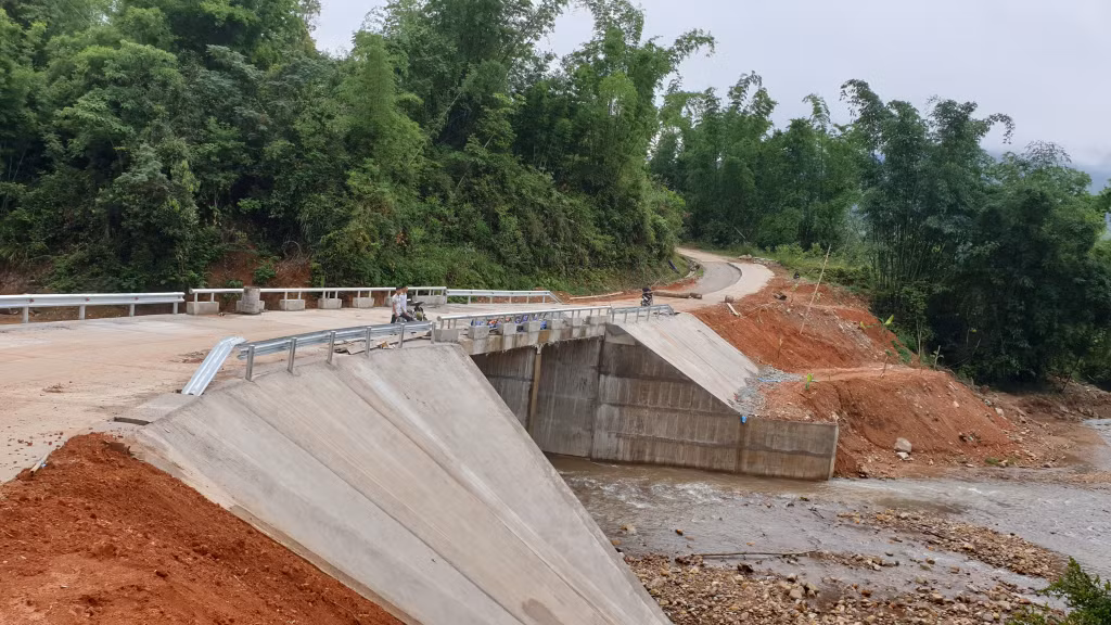 Đường tràn tại bản Chuồng, xã Lục Hồn (huyện Bình Liêu) vừa được đầu tư xây dựng.