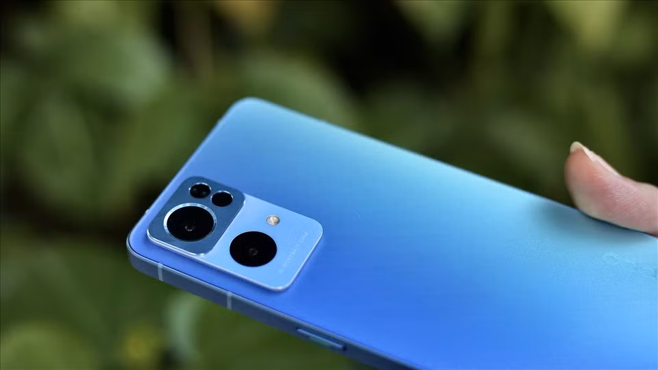 Nhiều điện thoại thông minh được tích hợp thêm cụm camera, cảm biến. Ảnh minh hoạ - Quỳnh Như