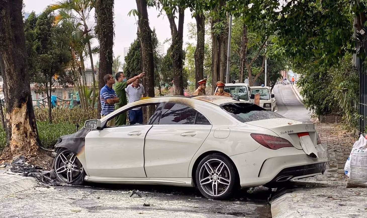 Xe Mercedes đâm vào gốc cây rồi bốc cháy ven hồ Tây ảnh 2