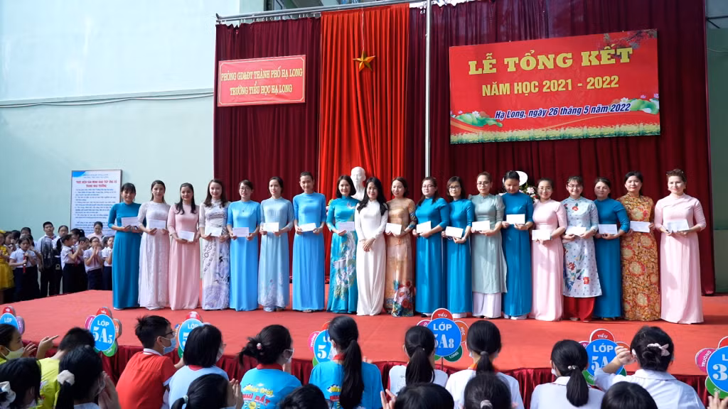 Nhà trường khen thưởng cho những giáo viên có thành tích xuất sắc trong năm học 2021-2022.
