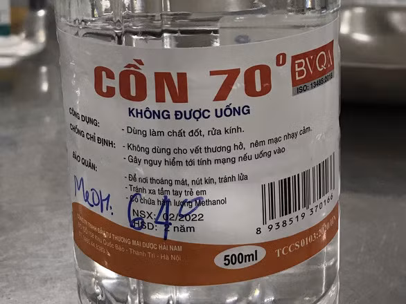 Hình ảnh chai cồn bệnh nhân đã uống nhầm, dẫn đến ngộ độc - Ảnh: Bệnh viện Bạch Mai