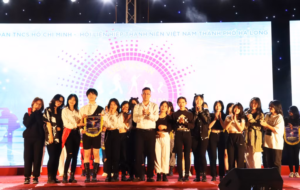 Ban Tổ chức đã trao giải Nhất cho nhóm nhảy đến từ Trường THPT Bãi Cháy.
