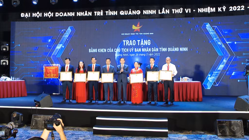 Đồng chí Bùi Văn Khắng, Phó Chủ tịch UBND tỉnh trao bằng khen của UBND tỉnh cho các hội viên Hội doanh nhân trẻ Quảng Ninh có thành tích xuất sắc trong nhiệm kỳ 2017-2022